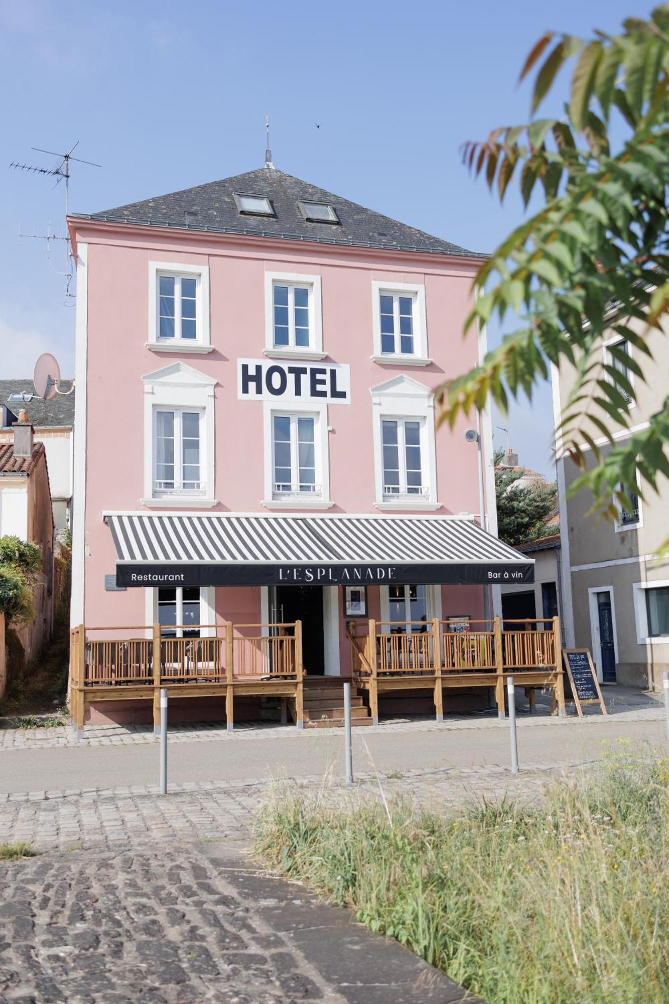 Le Pellerin L'Esplanade Hotel Restaurant Bar A Vin מראה חיצוני תמונה
